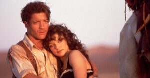 A Múmia 4 reúne Brendan Fraser e Rachel Weisz; descubra como Brendan Fraser e Rachel Weisz abraçados em cena de A Múmia no deserto, em imagem clássica do filme de 1999