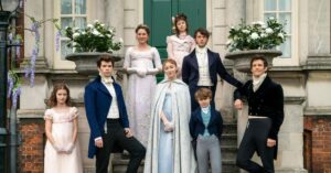 Netflix confirma protagonistas da 5ª temporada de Bridgerton; confira Elenco principal da série Bridgerton aparece reunido em frente a uma mansão usando trajes elegantes de época, com vestidos e ternos típicos da aristocracia britânica do século XIX.