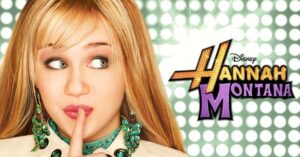 Hannah Montana: resposta de Miley sobre reboot surpreende fãs Miley Cyrus caracterizada como Hannah Montana com peruca loira e figurino colorido ao lado do logo da série do Disney Channel