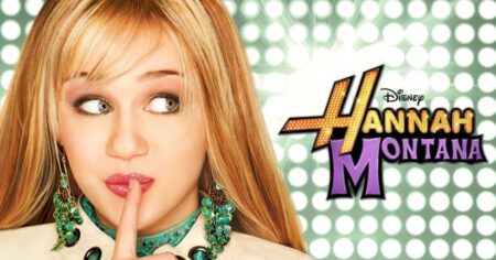 Hannah Montana: resposta de Miley sobre reboot surpreende fãs Miley Cyrus caracterizada como Hannah Montana com peruca loira e figurino colorido ao lado do logo da série do Disney Channel