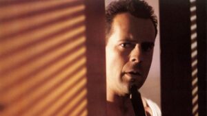 Melhores filmes de ação: 50 títulos imperdíveis para quem ama adrenalina Bruce Willys em cena misteriosa de Duro de Matar compondo a lista de melhores filmes de ação