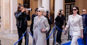Meryl Streep e Anne Hathaway gravam cena de O Diabo Veste Prada 2 em Nova York cercadas por fotógrafos e equipe de segurança