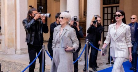 Meryl Streep e Anne Hathaway gravam cena de O Diabo Veste Prada 2 em Nova York cercadas por fotógrafos e equipe de segurança