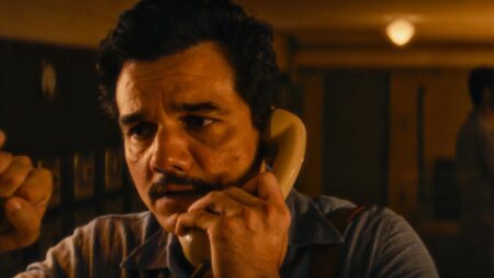 O Agente Secreto pode fazer o Brasil alcançar feito histórico no Oscar; entenda Wagner Moura em cena de O Agente Secreto atendendo um telefone.