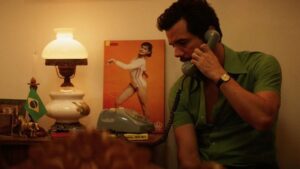 O Agente Secreto terá sessões gratuitas no cinema; entenda Imagem promocional do filme destacando o personagem interpretado por Wagner Moura, ambientado no Brasil da década de 1970