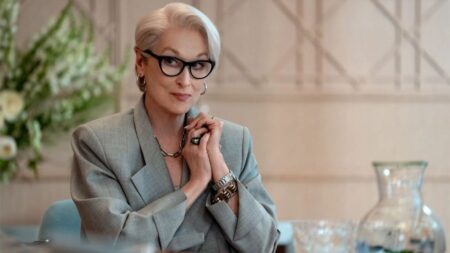 Meryl Streep como Miranda Pristley usando um terno cinza de grife em cena de O Diabo Veste Prada 2