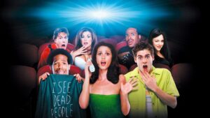 Todo Mundo em Pânico 6 | Trailer satiriza as melhores franquias de terror; confira Pôster do filme Todo Mundo em Pânico mostra um grupo de jovens sentados em poltronas de cinema reagindo com expressões exageradas de susto e surpresa. No centro, uma mulher segura um telefone e parece assustada, enquanto outros personagens ao redor gritam ou fazem caretas, sob a luz forte do projetor ao fundo.