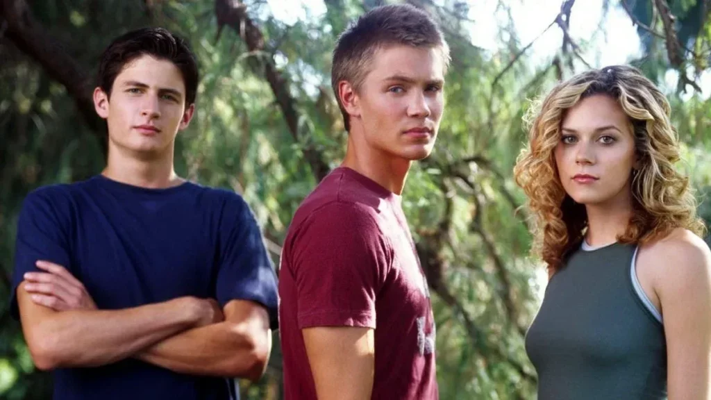 One Tree Hill: Guia completo de onde assistir online 1 Foto principal com os três protagonistas de One Tree Hill