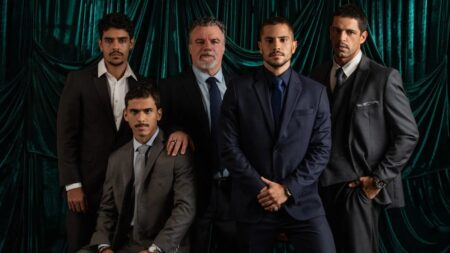 Os Donos do Jogo: conheça elenco, episódios e saiba onde assistir Atores André Lamoglia, Xamã e outros integrantes do elenco da série Os Donos do Jogo posam juntos em traje formal em imagem promocional do drama criminal da Netflix