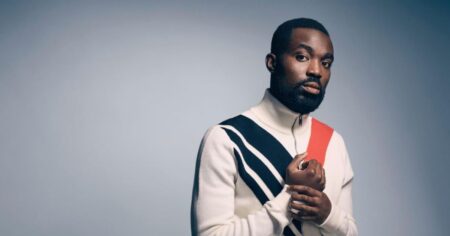 Paapa Essiedu em retrato promocional, ator escalado como Snape na série Harry Potter da HBO Max