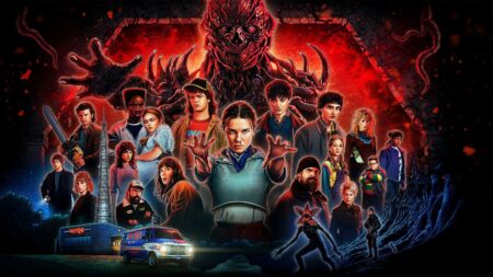 Pôster da série Stranger Things mostra os principais personagens reunidos, com Eleven ao centro usando seus poderes, enquanto uma criatura monstruosa surge ao fundo em tons de vermelho. Outros personagens aparecem ao redor em clima de tensão, com cenário noturno e elementos da cidade de Hawkins.