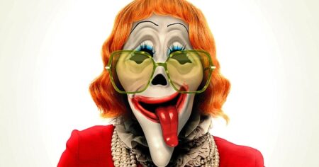 Todo Mundo em Pânico 6 revela paródias do terror recente em pôster; veja Máscara estilizada com cabelo ruivo, óculos verdes e expressão cômica no pôster de Todo Mundo em Pânico 6