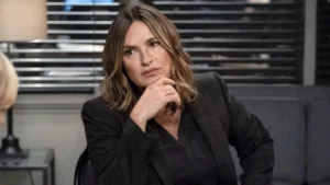 Detetive Olivia Benson em cena reflexiva no escritório em Law & Order: SVU, demonstrando expressão séria durante investigação