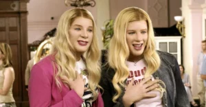 As Branquelas 2: Marlon Wayans revela condição inesperada para a aguardada sequência; confira Personagens de As Branquelas disfarçados de socialites loiras reagem surpresos em cena icônica dentro de um hotel luxuoso