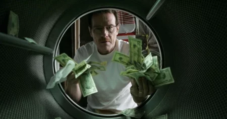 Melhores séries de suspense: guia completo com as mais tensas para maratonar em 2026 Walter White segurando notas de dinheiro dentro de uma máquina de lavar em cena da série Breaking Bad