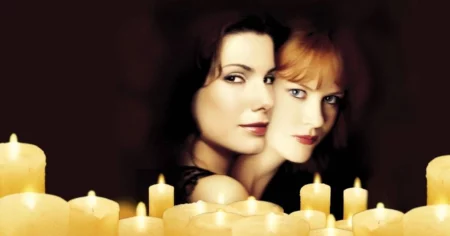 Sandra Bullock e Nicole Kidman aparecem lado a lado cercadas por velas em imagem promocional clássica do filme Da Magia à Sedução