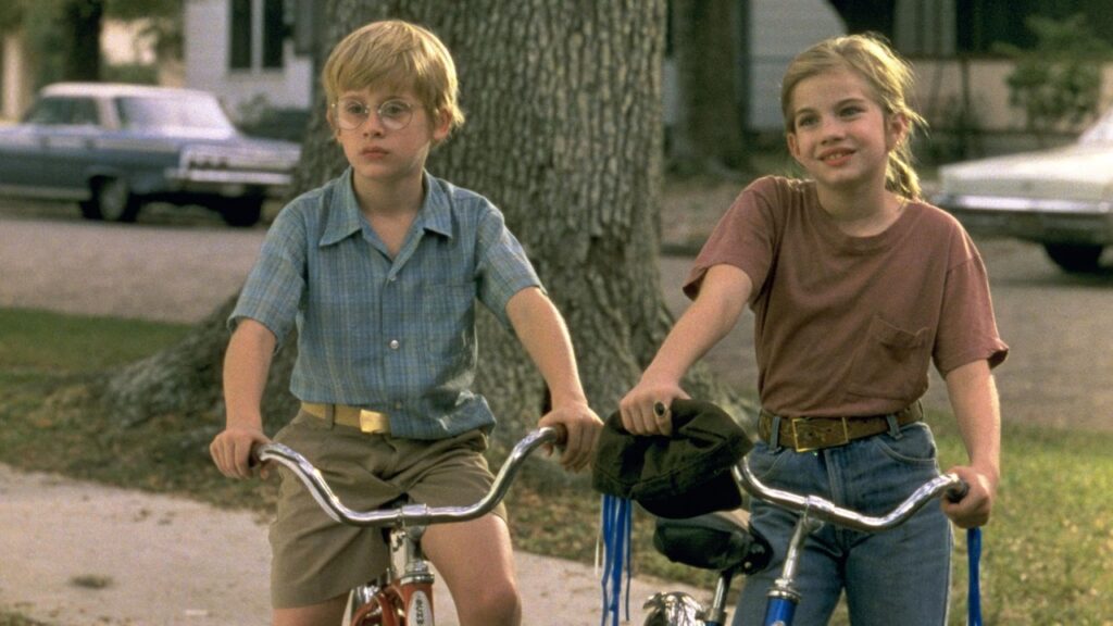 Casa do filme ‘Meu Primeiro Amor’ é colocada à venda após escândalo sexual Captura de tela do filme Meu Primeiro Amor, com os personagens de Macaulay Culkin e Anna Chlumsky andando de bicicleta