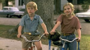 Captura de tela do filme Meu Primeiro Amor, com os personagens de Macaulay Culkin e Anna Chlumsky andando de bicicleta