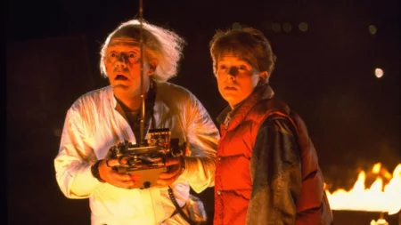 Doc Brown e Martin Mc Fly em cena de De Volta Para o Futuro que está na lista de filmes dos anos 80