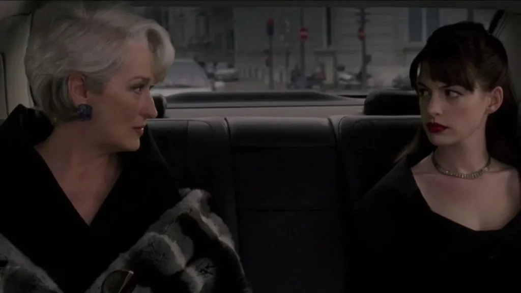 Meryl Streep e Anne Hathaway em cena do Diabo Veste Prada para ilustrar a lista de filmes sobre moda.