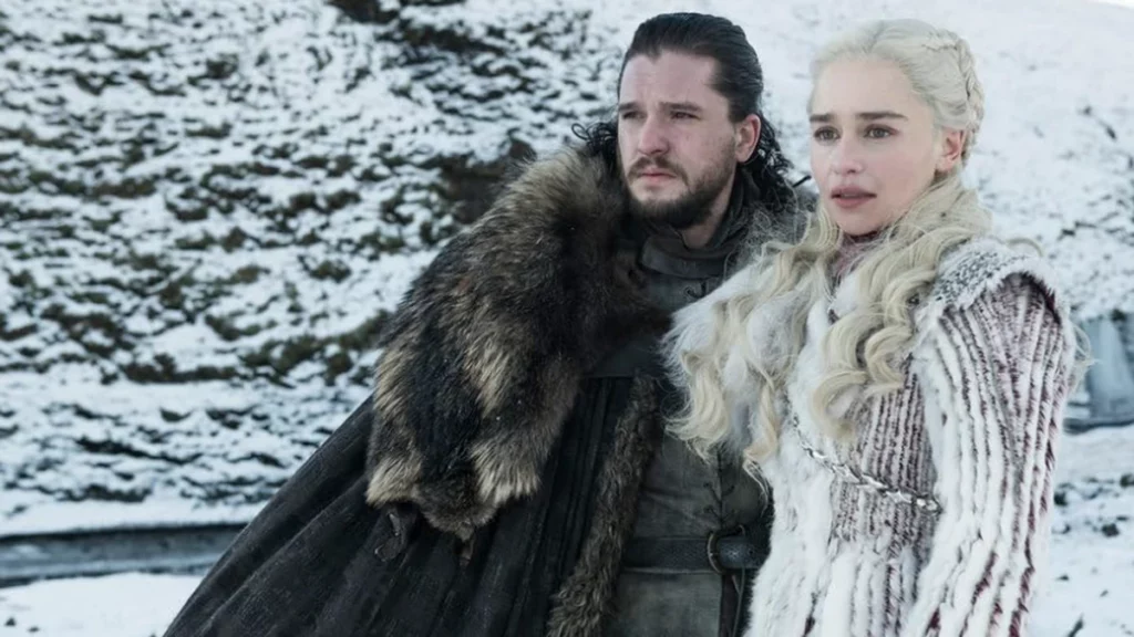 Jon Snow e Daenerys Targaryen observam o horizonte em meio a uma paisagem coberta de neve em Game of Thrones