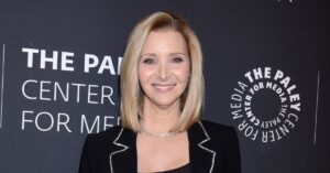 Lisa Kudrow posa sorrindo em evento no Paley Center for Media durante aparição pública