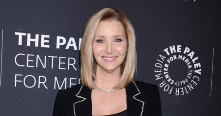 Lisa Kudrow critica humor atual e dispara: ‘Estão com medo de fazer piadas’ Lisa Kudrow posa sorrindo em evento no Paley Center for Media durante aparição pública