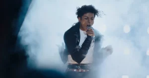 Jaafar Jackson caracterizado como Michael Jackson durante performance no filme biográfico Michael