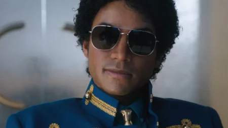 Jaafar Jackson como Michael Jackson cena de Michael, cinebiografia do rei do pop