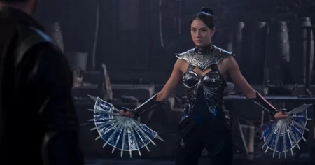 Mortal Kombat 2 resgata clássico dos anos 90 e detalhe surpreende fãs; veja Jade aparece em Mortal Kombat 2 segurando leques metálicos durante cena de combate em ambiente escuro