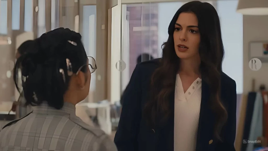 Andy Sachs aparece ao lado de sua nova assistente em cena de O Diabo Veste Prada 2 dentro de escritório moderno