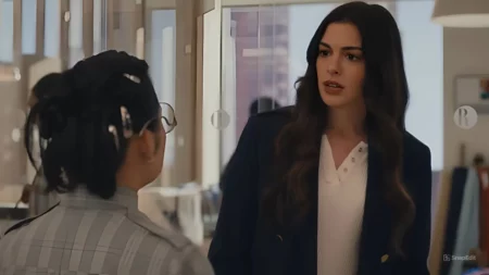 Andy Sachs aparece ao lado de sua nova assistente em cena de O Diabo Veste Prada 2 dentro de escritório moderno