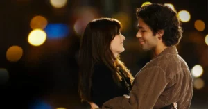 Anne Hathaway e Adrian Grenier em cena romântica de O Diabo Veste Prada, representando o personagem Nate
