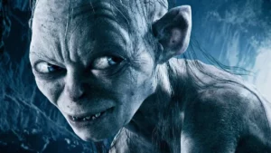 O Senhor dos Anéis: novo filme revela elenco completo com retornos e novidades Gollum em close com olhar intenso em cena de O Senhor dos Anéis na Terra-média