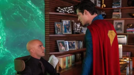 Nicholas Holt e David Corenswet como Lex Luthor e Superman em cena de Superman