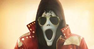 personagem com máscara estilo Ghostface usando jaqueta vermelha e óculos aviador em referência visual a Michael Jackson em Todo Mundo em Pânico 6