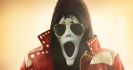 Todo Mundo em Pânico 6 revela teaser e surpreende com paródia de Michael personagem com máscara estilo Ghostface usando jaqueta vermelha e óculos aviador em referência visual a Michael Jackson em Todo Mundo em Pânico 6
