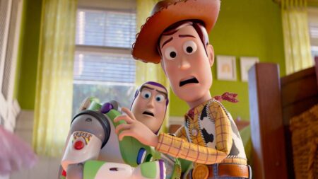 Buzz lightyear e Woody em cena de Toy Story 5
