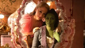 Ariana Grande e Cynthia Erivo em cena de Wicked