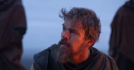 Matt Damon aparece caracterizado como Odisseu em cena de aventura do filme A Odisseia, dirigido por Christopher Nolan