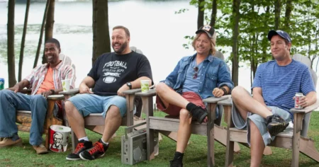 Chris Rock, Kevin James, David Spade e Adam Sandler sentados à beira de um lago em cena de Gente Grande