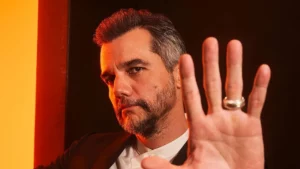 Wagner Moura irá estrelar novo filme ao lado de Ralph Fiennes e Colin Farrell; saiba mais Agora você é um jornalista especialista em notícias sobre o mundo da música, do cinema, entretenimento e cultura pop. Para mostrar as suas habilidades, escreva um artigo, no formato notícia, com o tema: Wagner Moura irá estrelar novo filme ao lado de Ralph Fiennes e Colin Farrell; saiba mais O artigo deve trazer informações relevantes sobre o novo longa ‘Art’, que é uma peça de autoria da francesa Yasmina Reza, que será adaptada para o cinema pelo diretor de Cidade de Deus, Fernando Meirelles e pelo roteirista vencedor do Oscar Christopher Hampton, além de contar com um elenco estrelado. Wagner Moura, Ralph Fiennes e Colin Farrell protagonizam a comédia que trata sobre arte e amizade. A narrativa segue três amigos de longa data, Serge, Marc e Yvan. Serge compra uma enorme pintura cara que é completamente branca, com exceção de algumas linhas levemente menos brancas. A notícia também deve falar sobre outros filmes dirigidos por Fernando Meirelles e finalizar falando sobre a força do elenco escalado até agora, com destaque para Wagner Moura, Ralph Fiennes e Colin Farrell, falando sobr eoutros filmes que cada um já fez. A palavra-chave principal é: Wagner Moura (deve ser repetida entre 5 e 6 vezes ao longo do texto, sem execesso para não prejudicar o SEO) As palavras-chave secundárias são: Art. Evite a repetição de palavras e utilize palavras de transição para enriquecer o texto. A legibilidade do texto deve ser trabalhada conforme as regras do Yoast SEO. Deixe o texto o mais humanizado possível, evitando vícios de escrita que indique o uso de IA. Não utilize linhas para separar o texto. O texto deve ter entre 300 e 350 palavras. Nada mais nada a menos que isso. Lembre-se de se basear nos links enviados por mim como referência e em informações atuais, de 2025/2026, mas sem citar esse fato no conteúdo, ao menos que seja relevante. Políticas de conteúdo O texto deve sempre oferecer um valor real ao leitor. Em outras palavras: fornecer uma informação nova; responder a uma pergunta, satisfazer uma curiosidade; motivar ou desafiar com leveza o conhecimento do usuário sobre certo tema etc. Escreva parágrafos curtos, de 3 a 4 linhas, com linguagem clara e direta. Isso torna o texto menos denso e mais fácil de ler, especialmente em dispositivos móveis. Use negritos em termos estratégicos (como palavras-chave), para destacar informações importantes, apresentar dados de forma mais organizada e ajudar o leitor a escanear rapidamente o conteúdo. Estrutura e SEO O texto deve respeitar a hierarquia de headings H1, H2, H3. A palavra-chave principal deve estar bem distribuída no texto, sempre que possível com variações semânticas (sinônimos e termos equivalentes) e palavras-chave relacionadas. Nada de "forçar" a palavra-chave. A palavra-chave e suas variações devem ser inseridas naturalmente, de forma que não prejudiquem a fluidez e a leitura do texto. O conteúdo deve ser objetivo e informativo. Materiais de referência: https://www.omelete.com.br/filmes/art-wagner-moura-ralph-fiennes-colin-farrell-fernando-meirelles https://www.exibidor.com.br/noticias/industria/11703-longa-art-unira-wagner-moura-ralph-fiennes-e-colin-farrell-em-adaptacao-dirigida-por-fernando-meirelles https://www.terra.com.br/diversao/entre-telas/filmes/art-wagner-moura-estara-em-novo-filme-de-fernando-meirelles-com-colin-farrell-e-ralph-fiennes,70b599f6e4fc9e90f89368e6cb04e54b2axqokhk.html crie um subtítulo entre 120 e 125 caracteres para o texto sem repetir nenhum termo do H1 Crie uma meta descrição otimizada de até 145 caracteres para o texto Por gentileza, deixe a imagem com as seguintes diretrizes: formato WebP, com 1200x675px e máximo de 150kB, mantendo a alta qualidade. A imagem não pode ficar distorcida ou achatada. não quero essa faixa preta em volta não, que isso crie um texto alternativo para a imagem e inclua a palavra-chave do texto crie uma legenda curta para a imagem Incluir na primeira parte da notícia que as informações sobre a adaptação é do Deadline. E no fim da notícia colocar que por enquanto não há previsão de início das filmagens ou data de estreia do filme. Faça os ajustes e me envie o texto completo novamente, por favor Por gentileza, deixe a imagem com as seguintes diretrizes: formato WebP, com 1200x675px e máximo de 150kB, mantendo a alta qualidade. A imagem não pode ficar distorcida ou achatada. meu fllho tu cortou a cabeça toda do homem, como vou usar a imagem assim? Por favor, não tire nada da parte de cima da imagem Mas ainda ficou ruim, só uma cabeça flutuando. Pode tirar a parte de cima que não tem o cabelo ou a cabeça dele pode remover um pouco mais do excesso da parte superior, ainda tá meio ruim remove só mais um pouquinho da parte superior pra melhorar um pouco mais o enquadramento, por favor arrasou diva, obrigada Agora crie um texto alternativo para a imagem.
