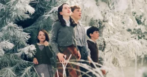 Nárnia: nova adaptação de Greta Gerwig pode se tornar o filme mais caro da Netflix Pedro, Susana, Edmundo e Lúcia observam o céu em meio a uma floresta coberta de neve em cena de As Crônicas de Nárnia: O Leão, a Feiticeira e o Guarda-Roupa.