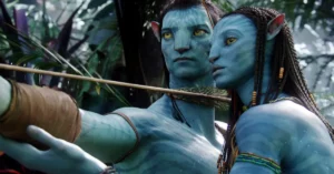 Dois personagens de Avatar Na’vi azuis, Jake Sully e Neytiri, aparecem em uma floresta de Pandora enquanto seguram um arco e flecha.