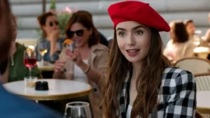 Emily em Paris: anúncio de Lily Collins surpreende; veja Lilly Collins como Emily Cooper em cena de Emily em Paris