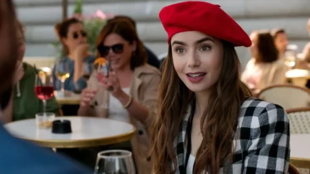 Lilly Collins como Emily Cooper em cena de Emily em Paris