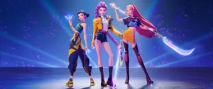 As integrantes do grupo HUNTR/X — Rumi, Mira e Zoey — empunham armas brilhantes em um palco iluminado por tons de roxo e azul.