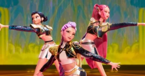 Rumi, Mira e Zoey aparecem em coreografia no palco com figurinos brilhantes em cena da animação Guerreiras do K-Pop
