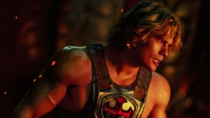 Nicholas Galitzine caracterizado como He-Man em cena intensa do live-action de Mestres do Universo