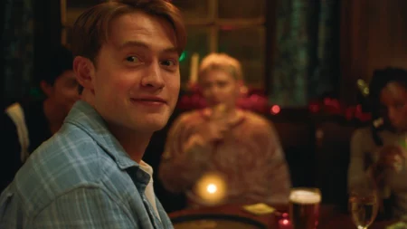 Heartstopper Para Sempre ganha novas fotos e detalhe emociona fãs Charlie aparece sorrindo em cena de Heartstopper Para Sempre durante encontro com amigos na produção da Netflix